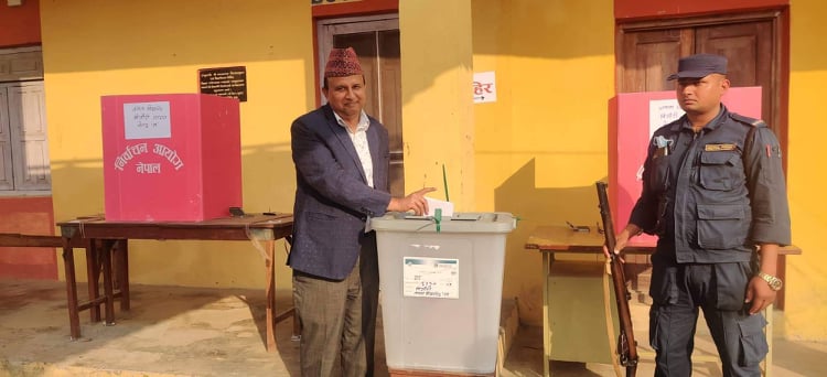 एमाले महासचिव पोखरलले गरे मतदान